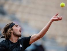 PG平台-英国网球队险胜西班牙网球队，西西帕斯高光表现