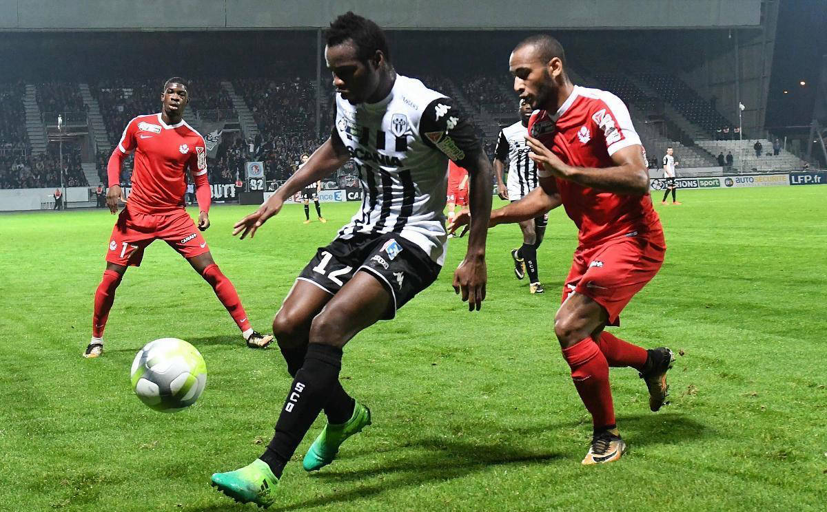 PG中国官网-紧张激烈的比赛中,球队士气高昂