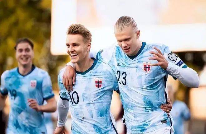 PG中国官网-紧张激烈的比赛中,球队士气高昂