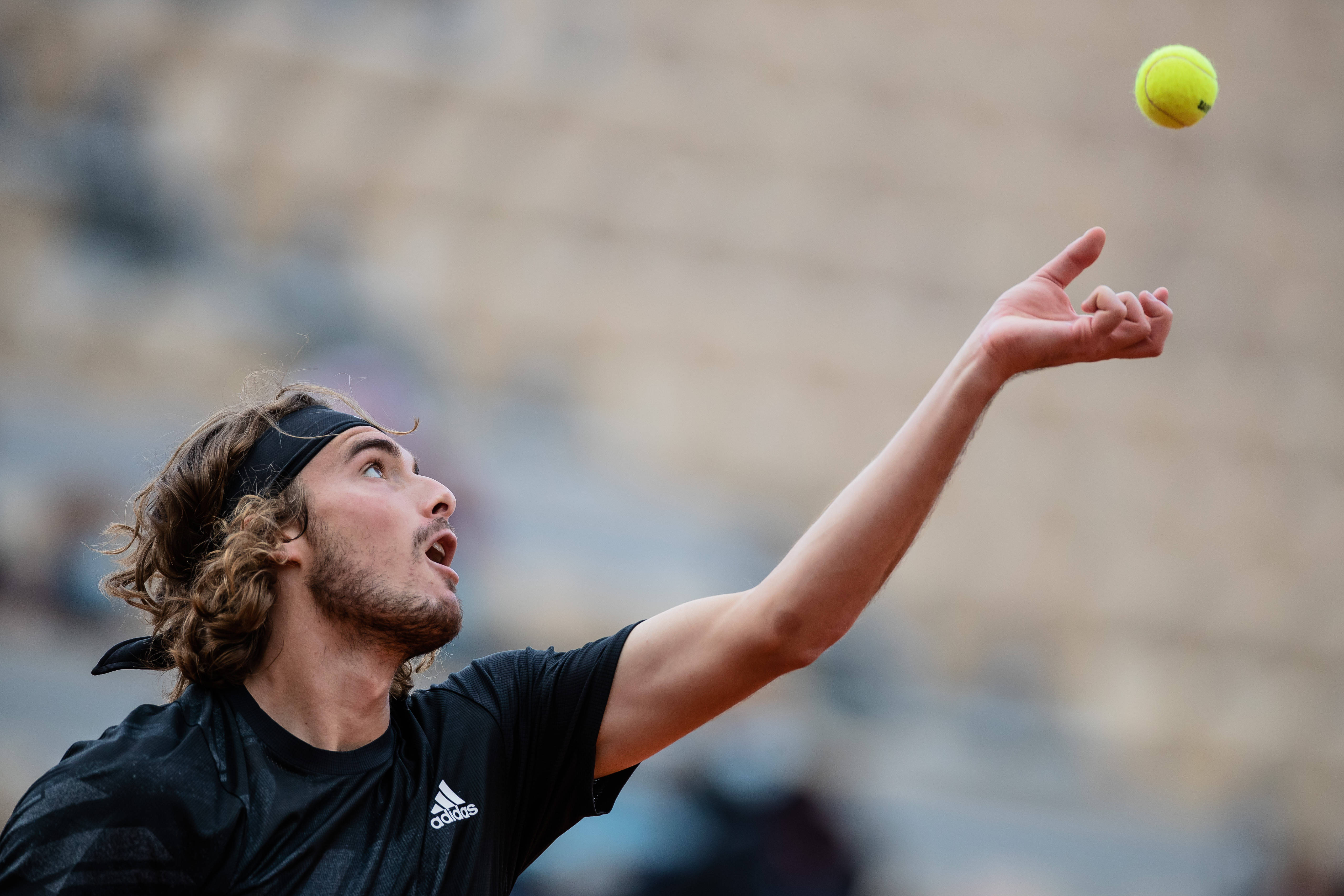 PG平台-英国网球队险胜西班牙网球队，西西帕斯高光表现